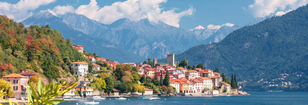 Das Stadtbild von Venedig vor Bergpanorama.